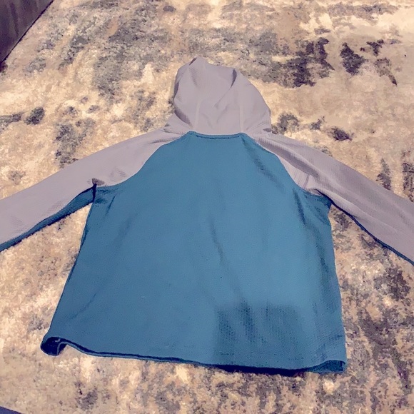 Boy’s Under Armour Cold Gear L/S hooded shirt - Picture 3 of 3